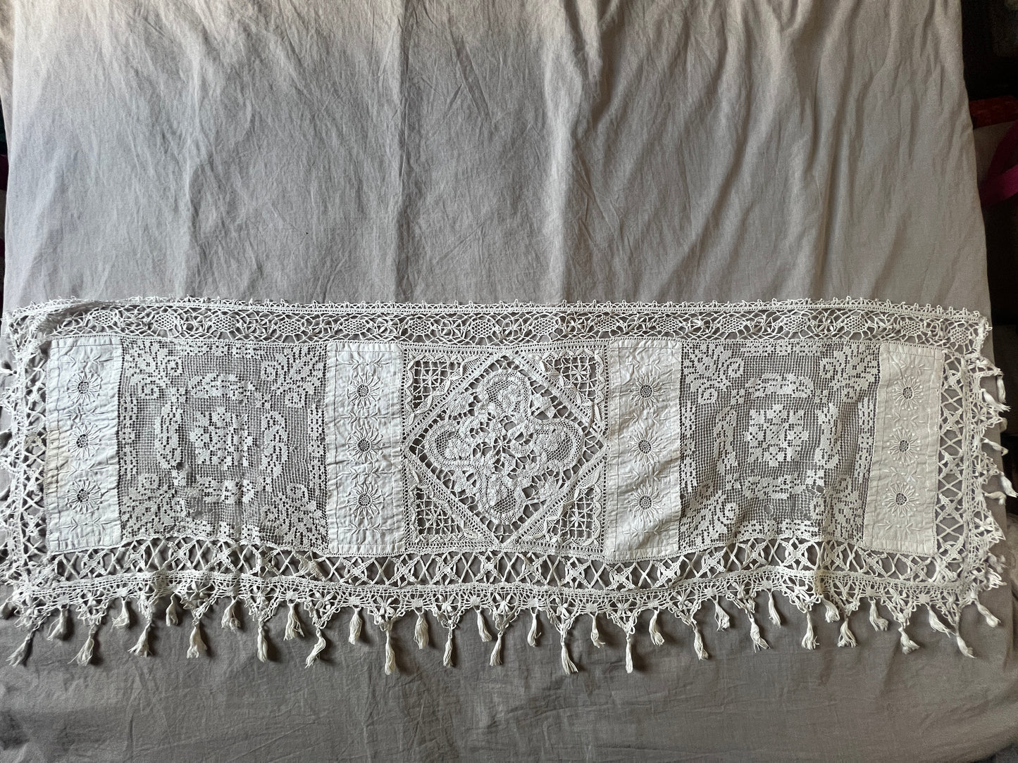 刺繍とレースの飾り布