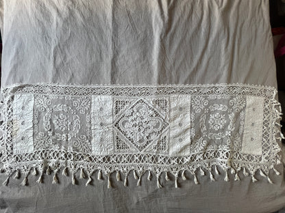 刺繍とレースの飾り布