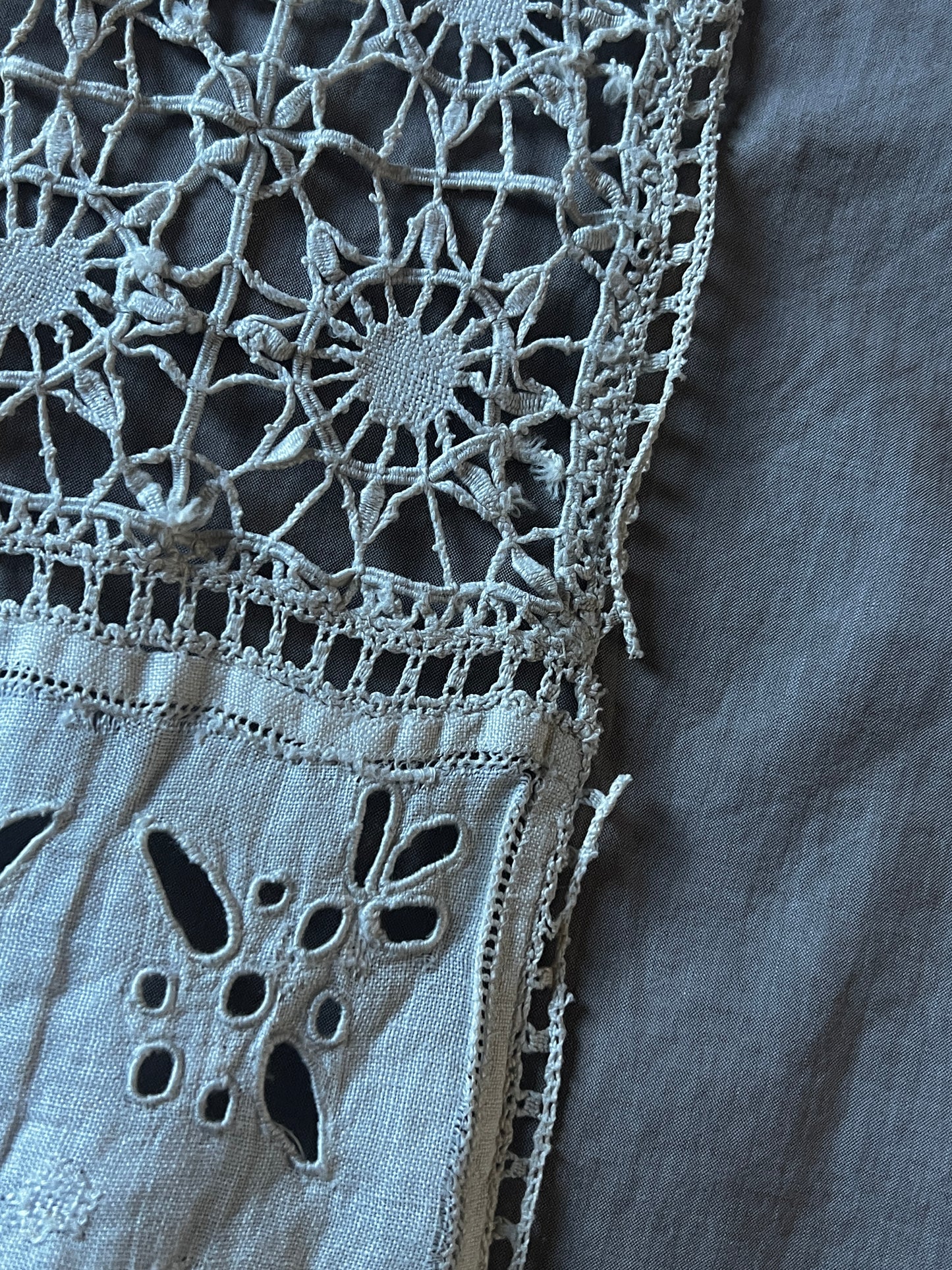 レースと刺繍の飾り布