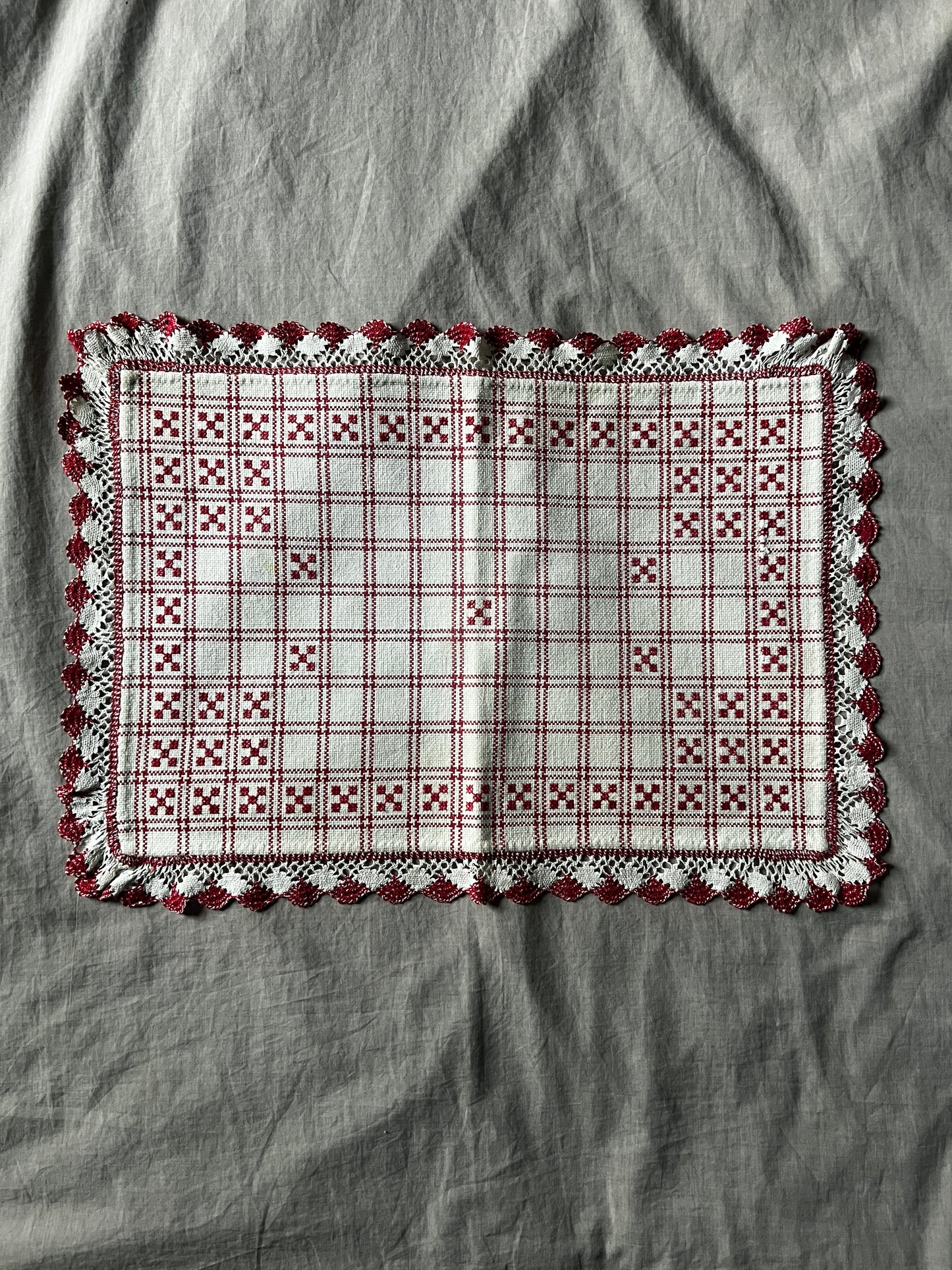 赤糸刺繍クロス