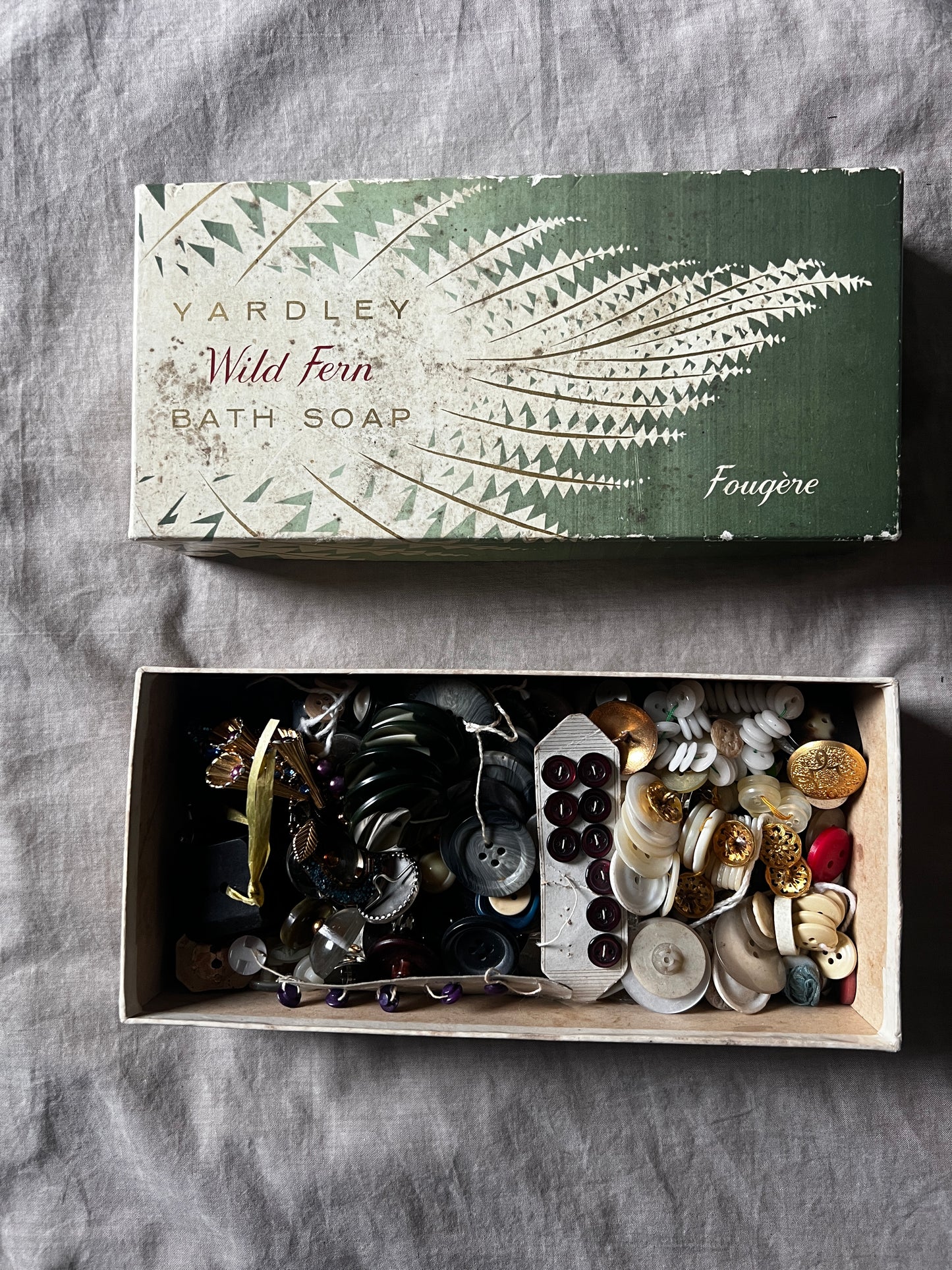 ★紙箱入りアンティークボタンセット