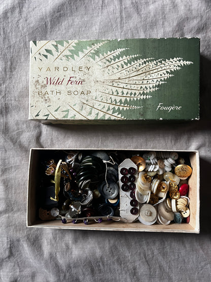 ★紙箱入りアンティークボタンセット