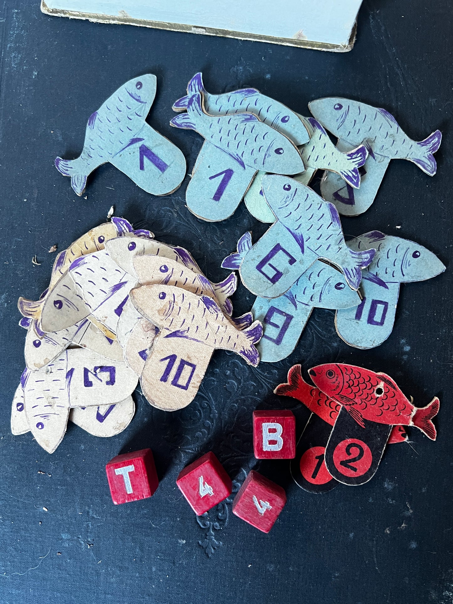 紙箱入りおもちゃ