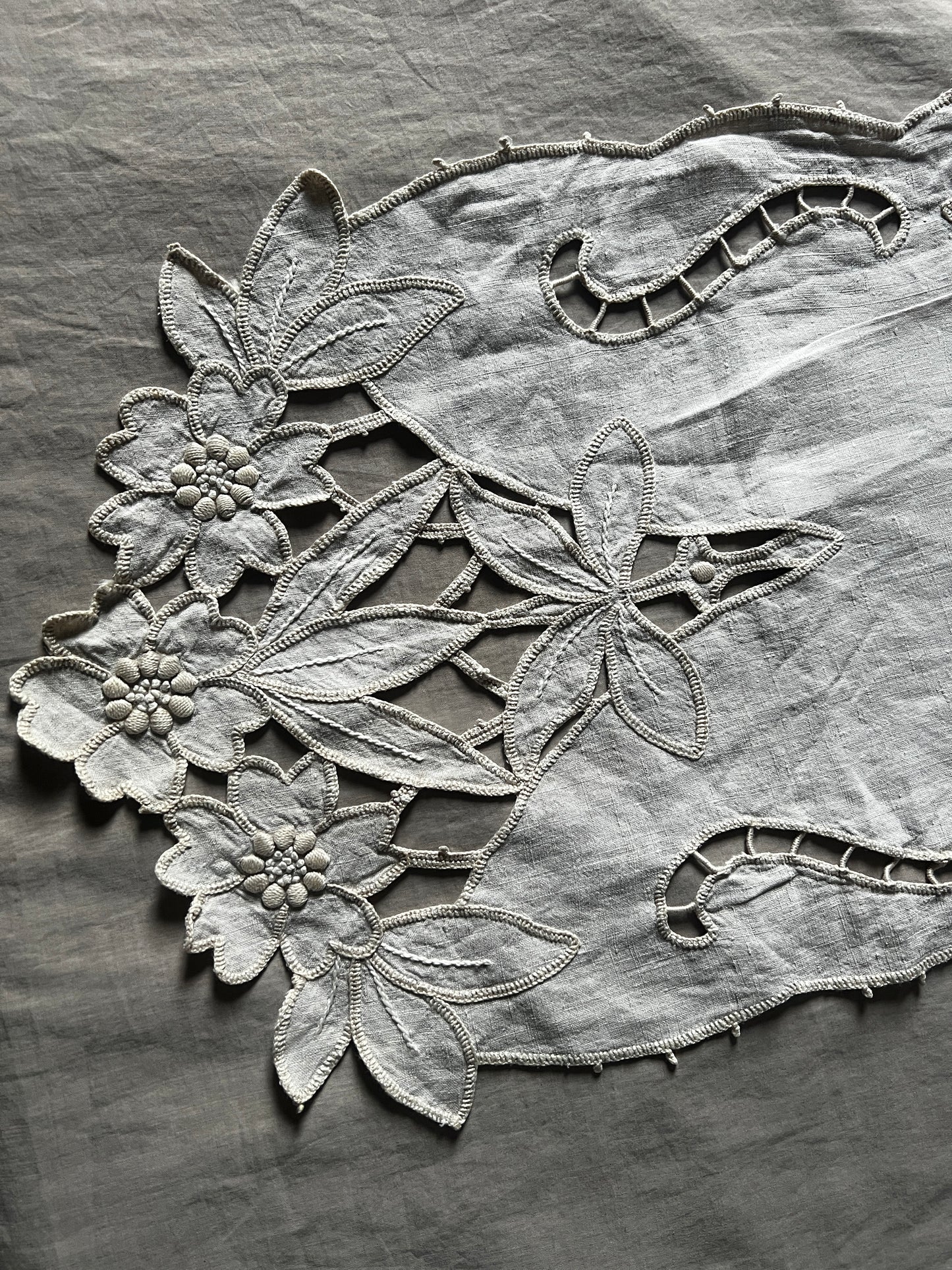 カットワークテーブルセンター