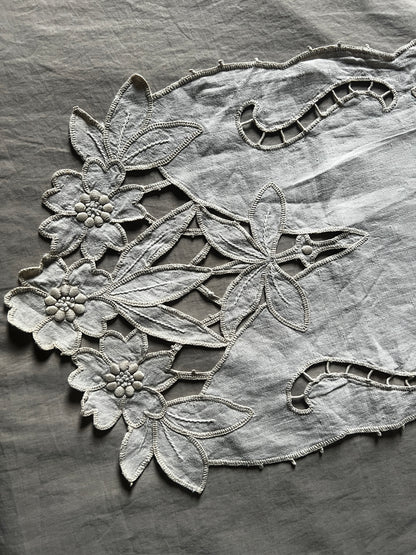 カットワークテーブルセンター