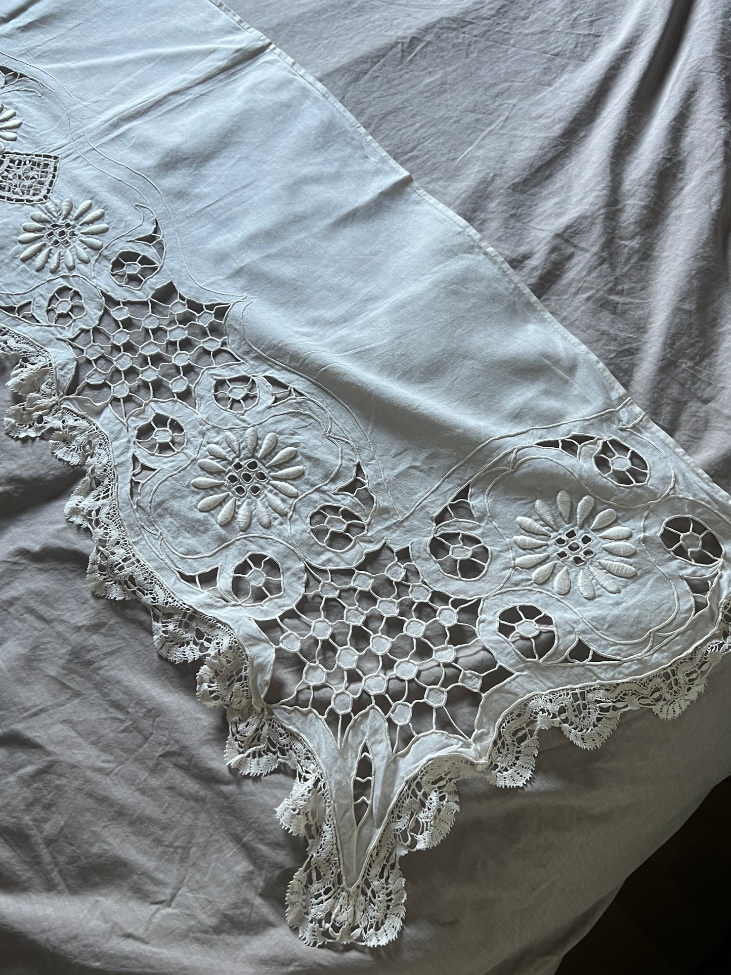 レースと刺繍の棚飾り