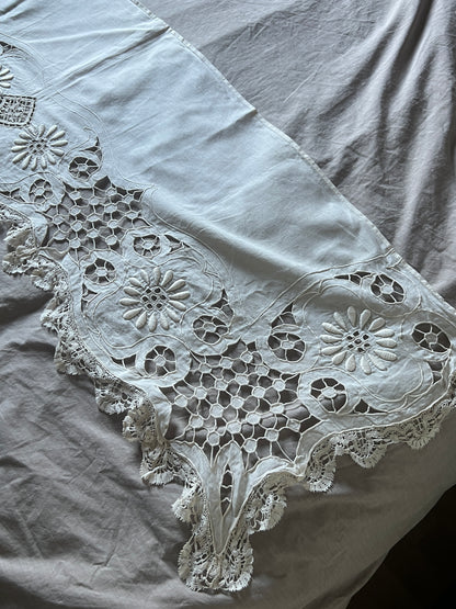 レースと刺繍の棚飾り
