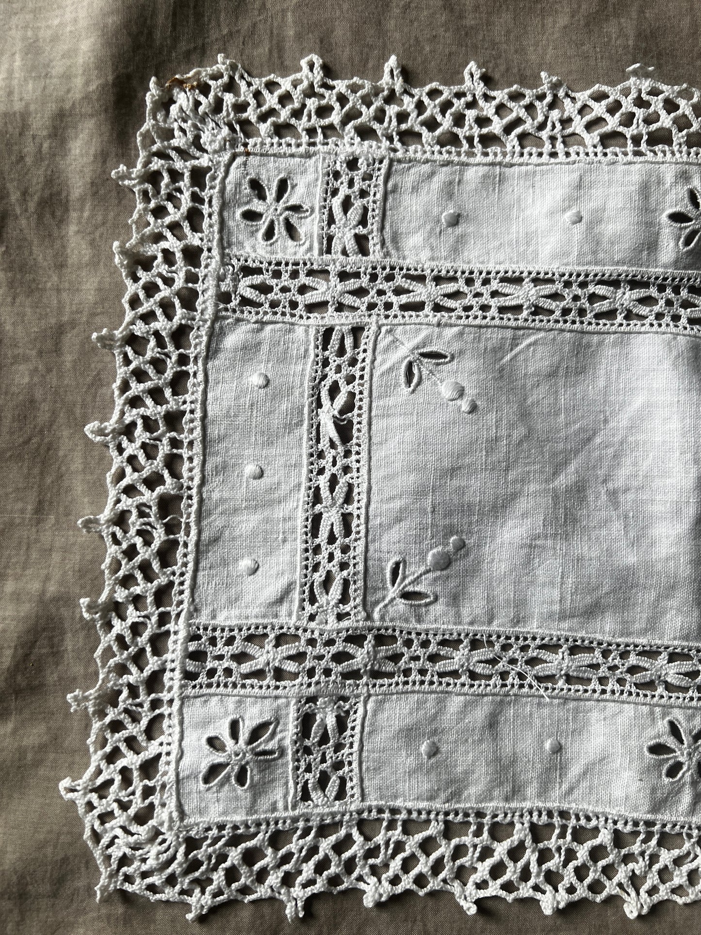 レースと刺繍の長方形クロス