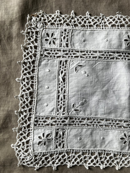 レースと刺繍の長方形クロス