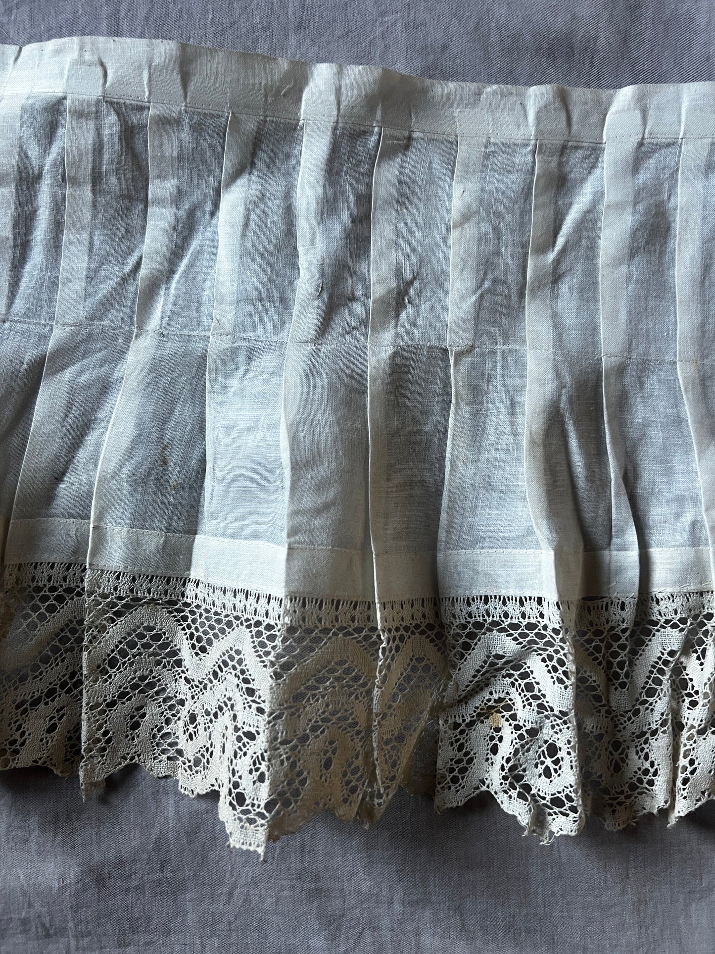 プリーツとレースの裾飾り