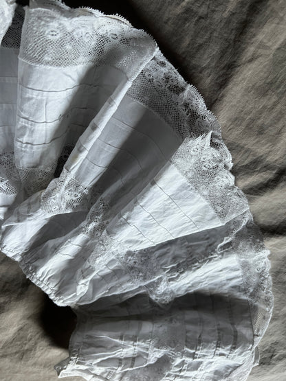 レースフリルのドレス裾