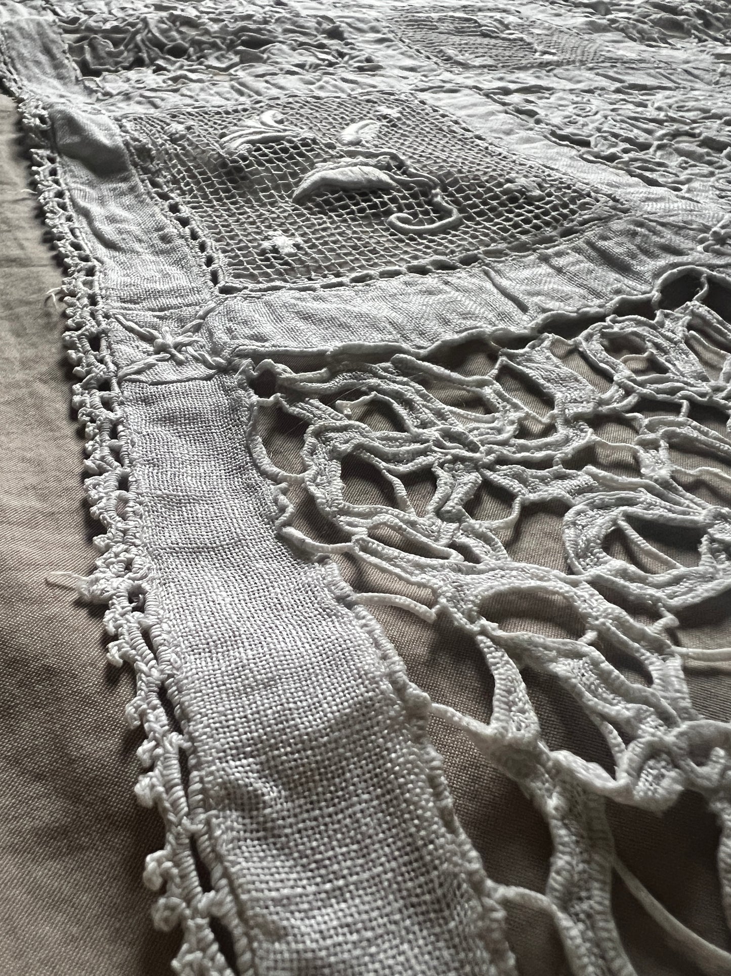 レースと刺繍の長方形クロス