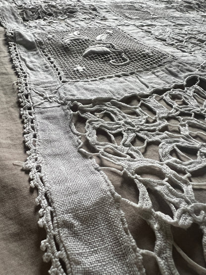 レースと刺繍の長方形クロス