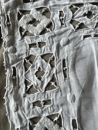 カットワーク刺繍リネンクロス