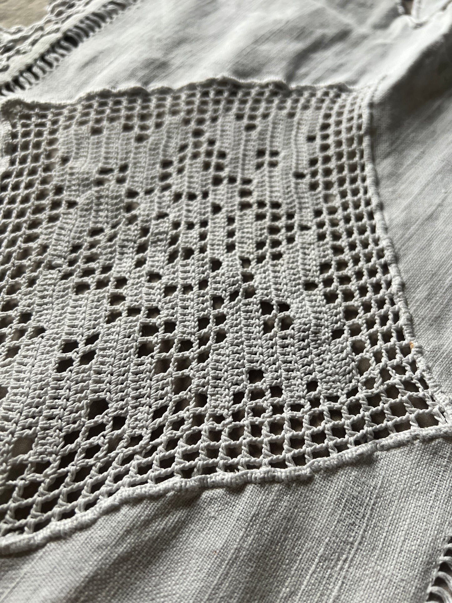 レースと刺繍のテーブルセンター