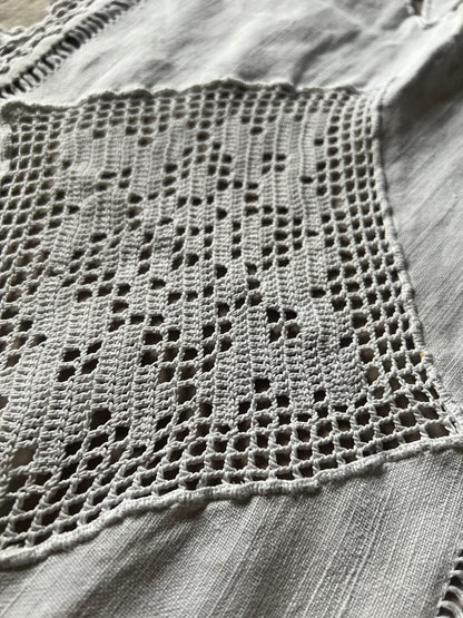 レースと刺繍のテーブルセンター