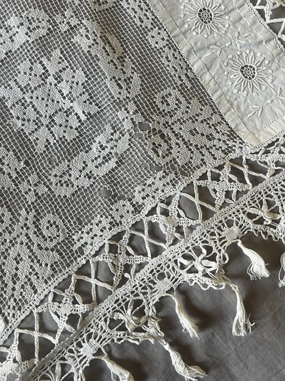 刺繍とレースの飾り布