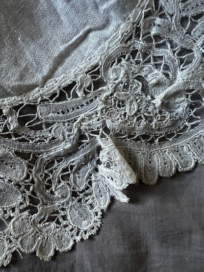 デュシェスレースの円形クロス