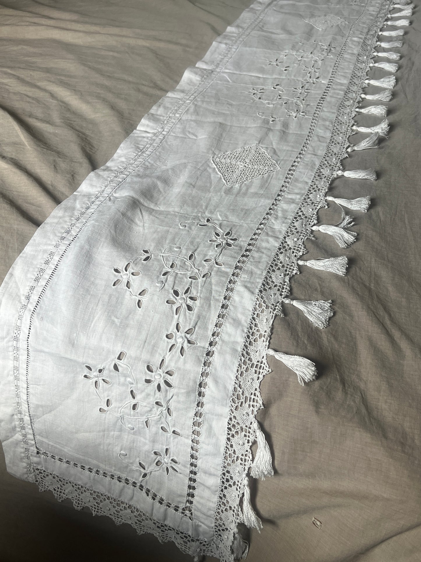 刺繍とレースの棚飾り