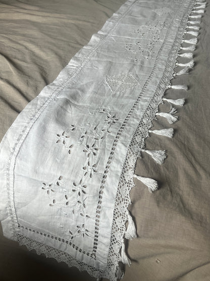 刺繍とレースの棚飾り