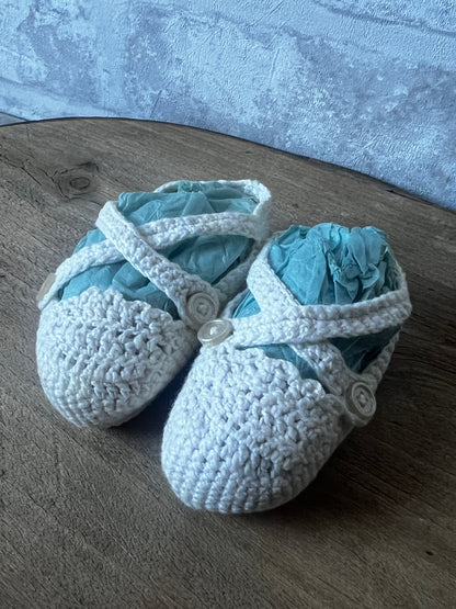 クロシェ編みのベビーシューズ