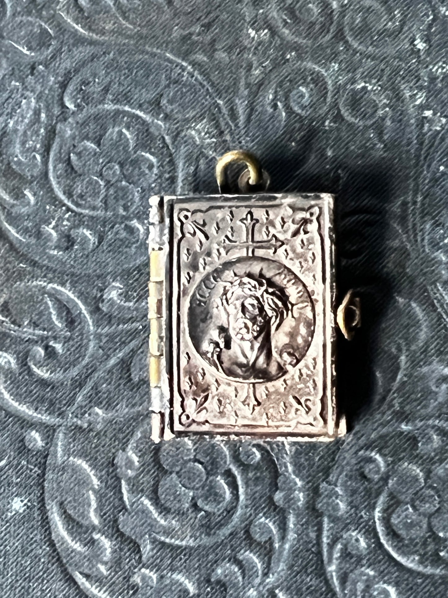 ★メタル製ミニブックチャーム