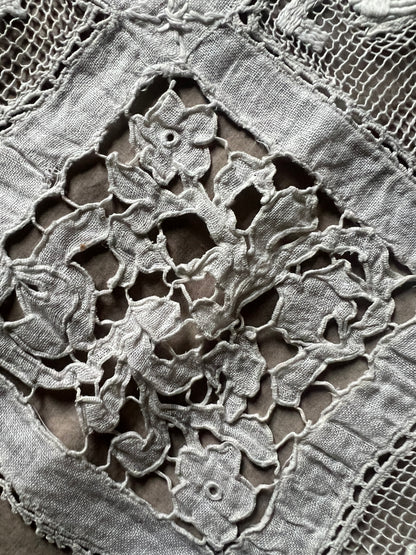 レースと刺繍の長方形クロス