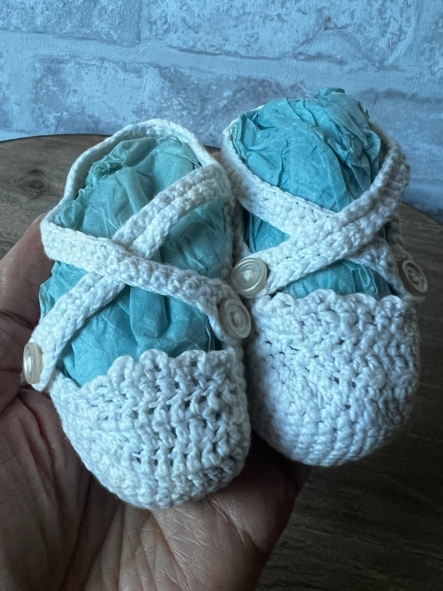 クロシェ編みのベビーシューズ