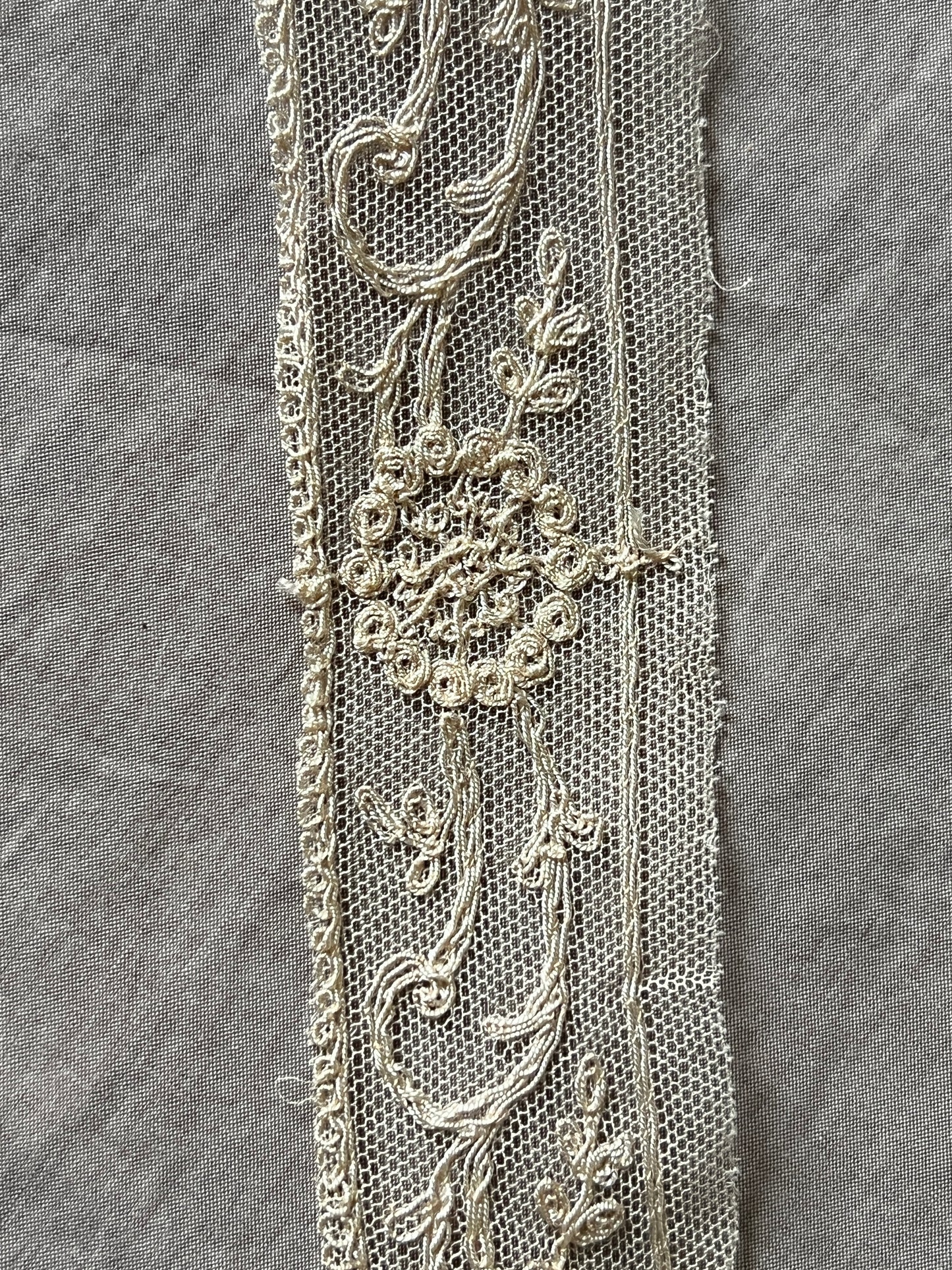 チュール刺繍レース
