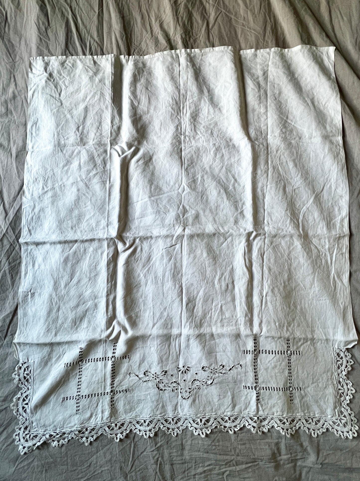 刺繍とレースのリネン