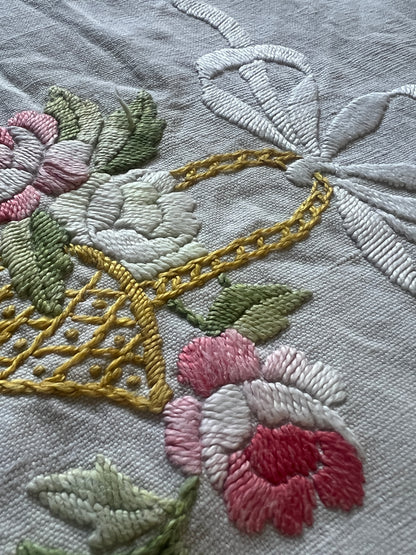 花の刺繍の棚飾り