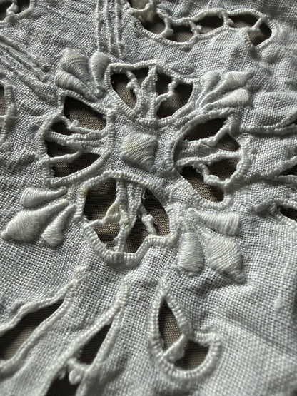 カットワーク刺繍の円形クロス