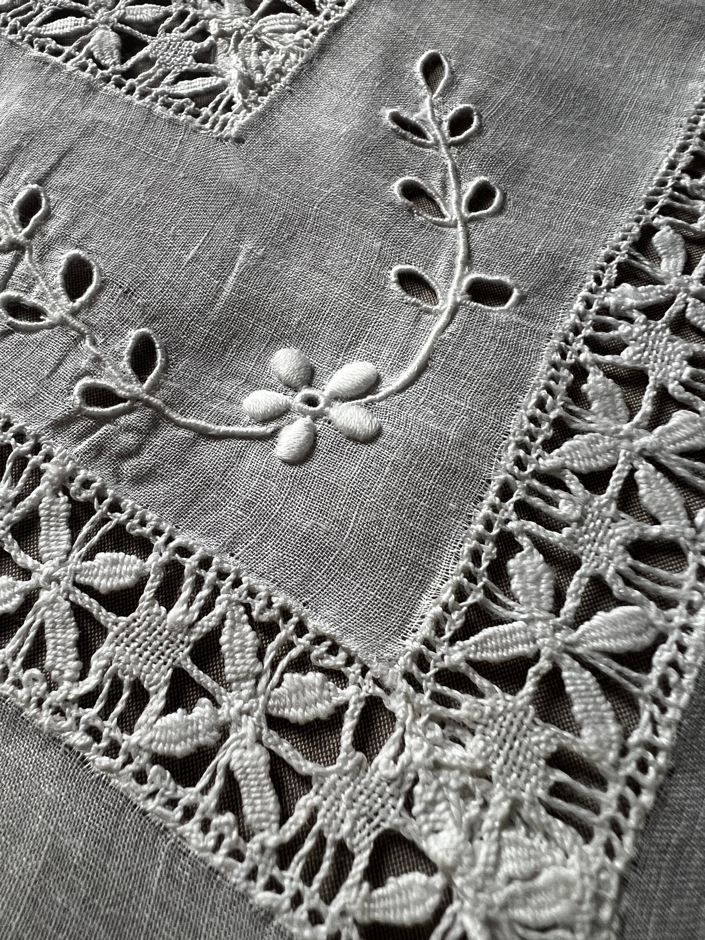 刺繍とレースのクロス