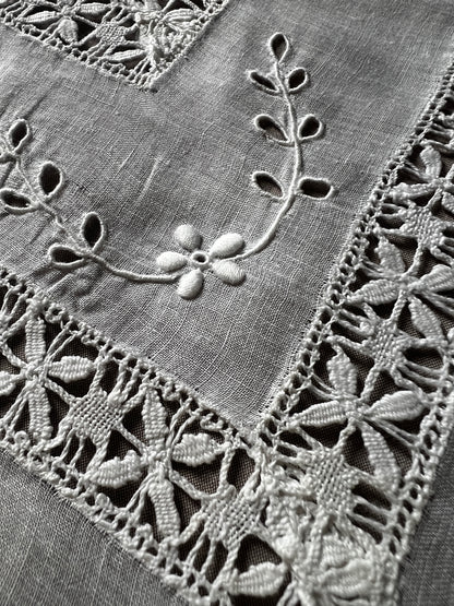 刺繍とレースのクロス