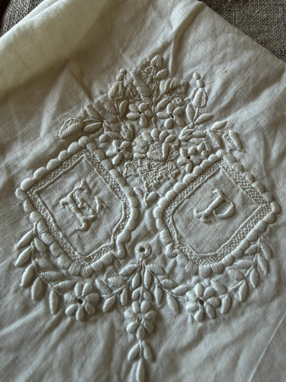 モノグラム刺繍ハンカチ