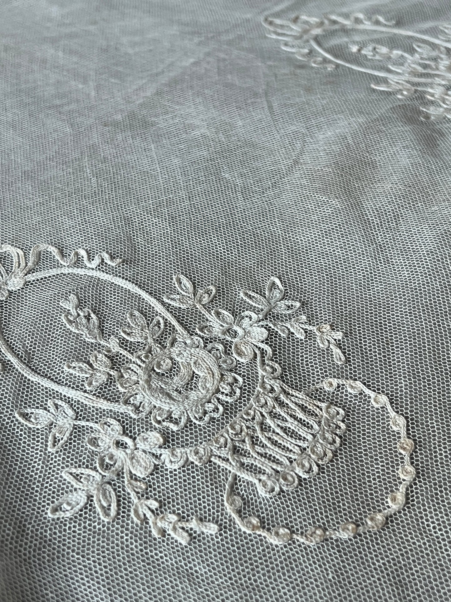 チュール刺繍レースのミニカーテン