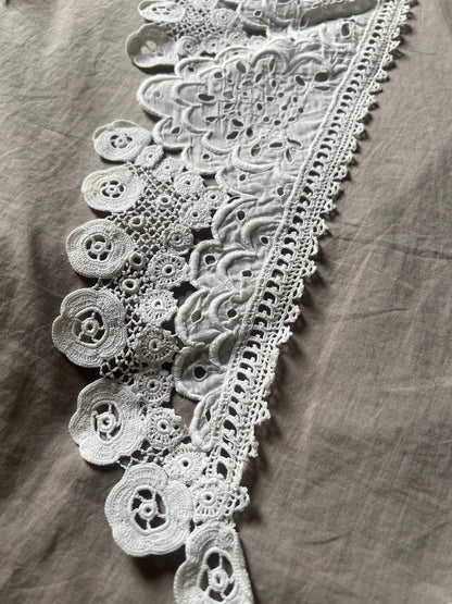 レースと刺繍の飾り襟