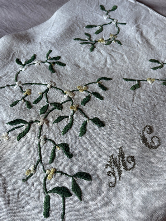 ヤドリギの刺繍のクッションカバー