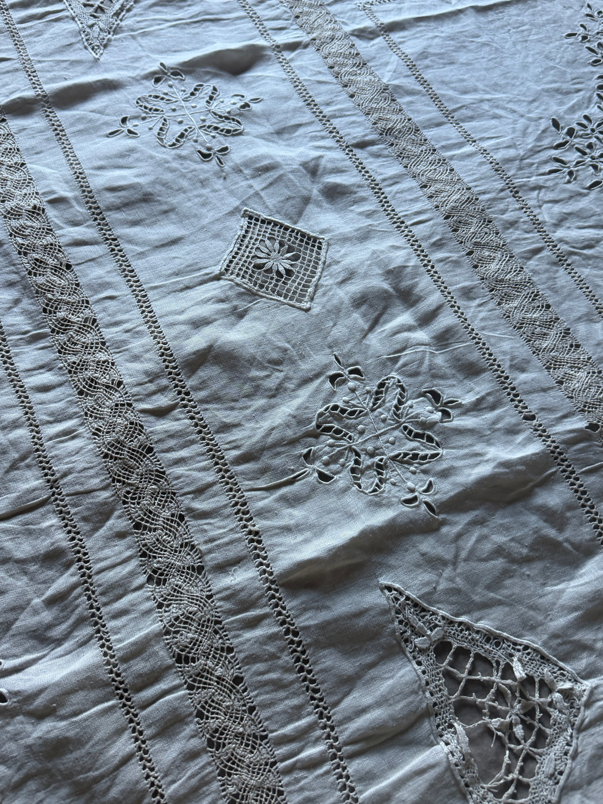 レースと刺繍のクロス(カーテン)