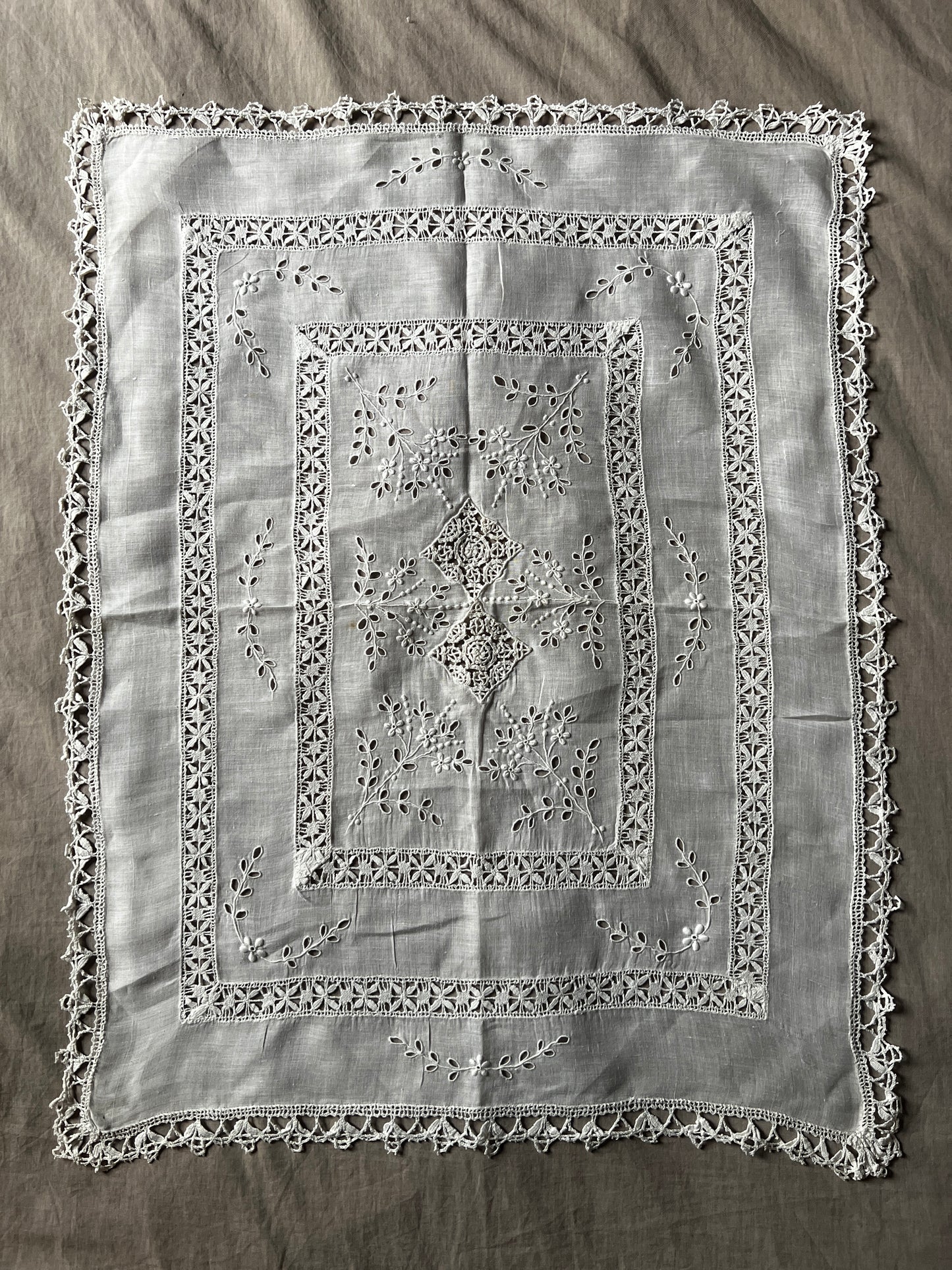 刺繍とレースのクロス