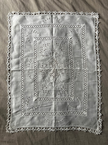 刺繍とレースのクロス