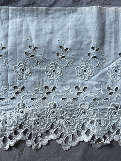 白刺繍ドレス裾