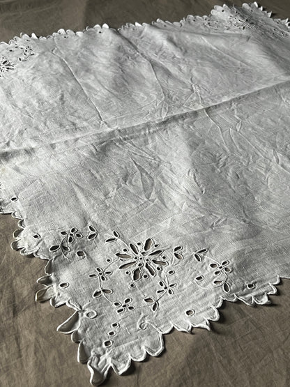 カットワークリネンクロス