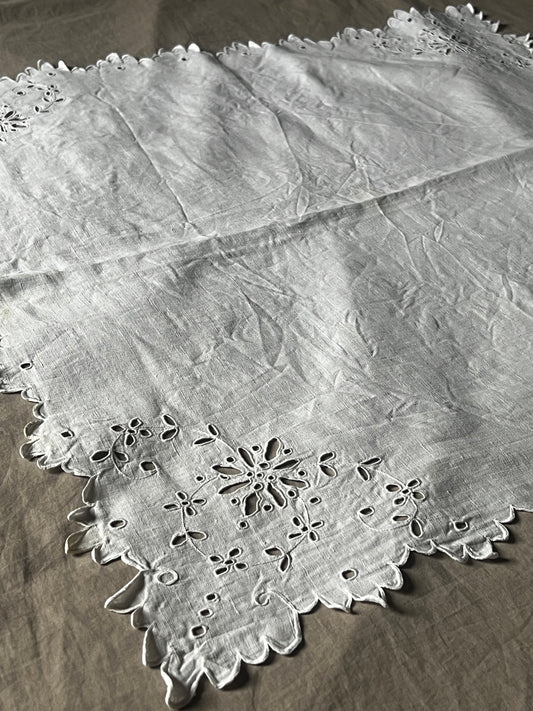 カットワークリネンクロス