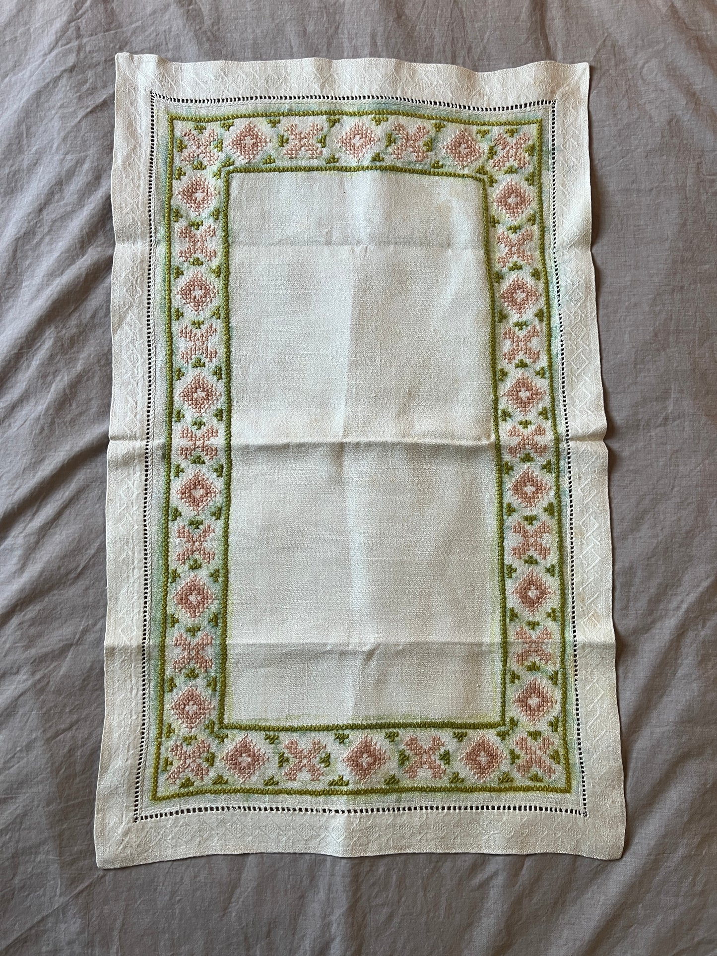 色刺繍クロス