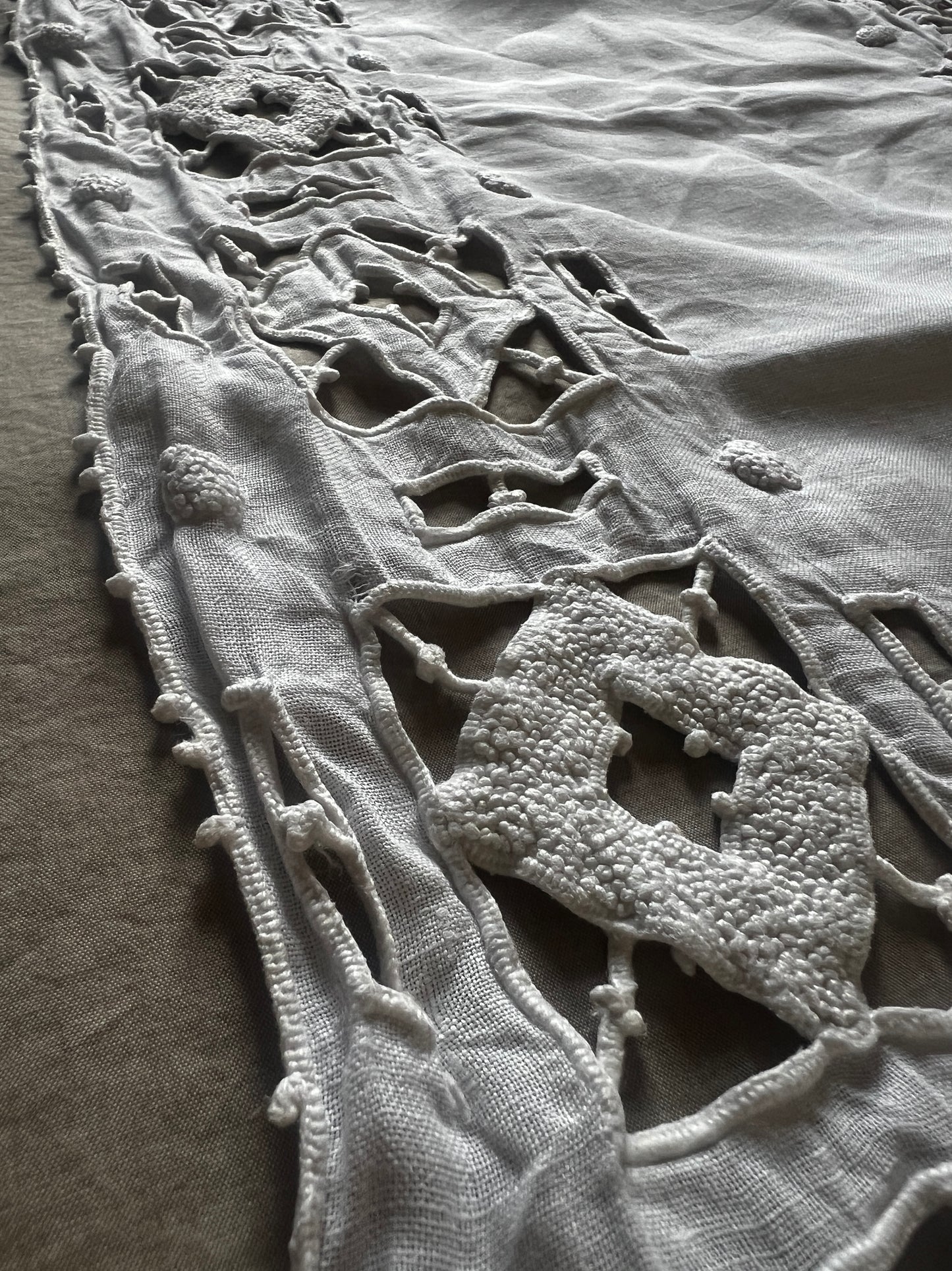 カットワーク刺繍リネンクロス