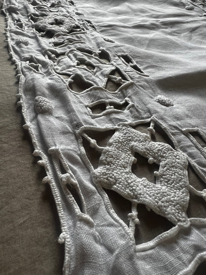 カットワーク刺繍リネンクロス