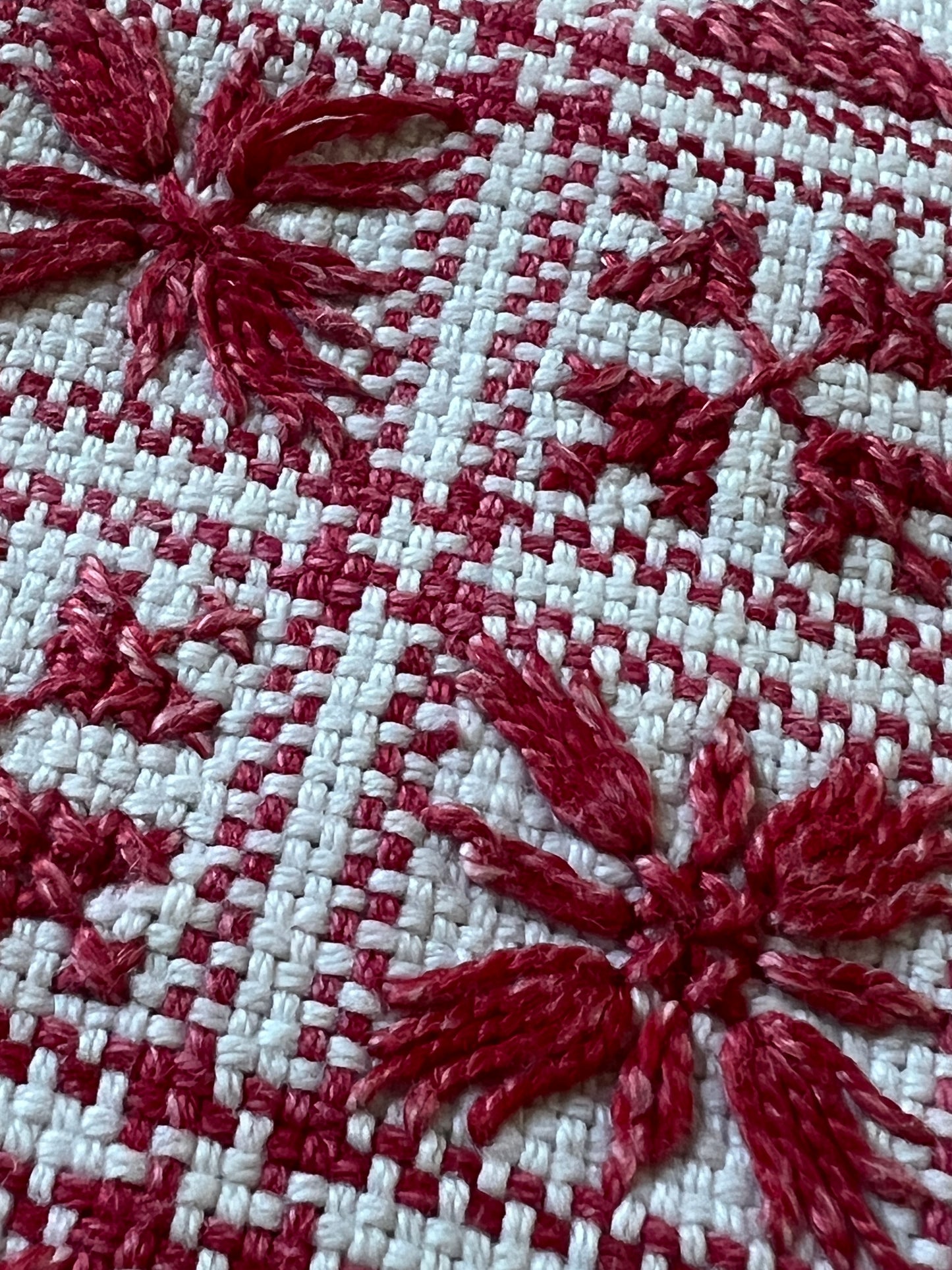 赤糸刺繍のクロス