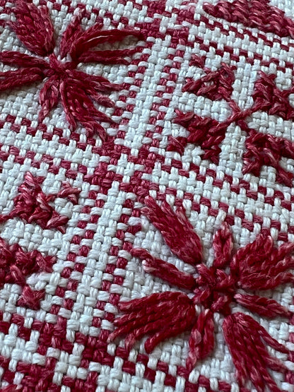 赤糸刺繍のクロス