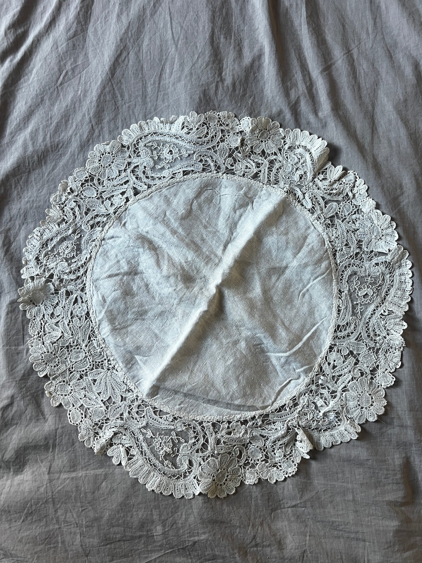 デュシェスレースの円形クロス